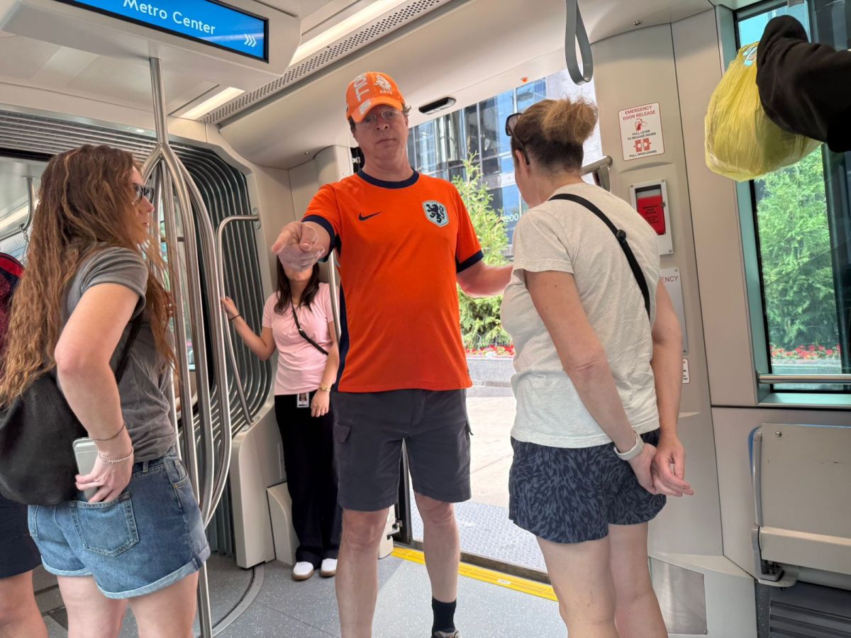 NARANJA. Las camisetas de Países Bajos empezaron a multiplicarse por las calles y el transporte público de Kansas City en la previa de un nuevo encuentro mundialista.