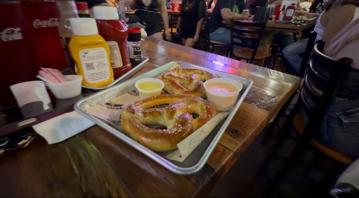 PRETZEL. Un clásico de la gastronomía estadounidense acompaña las transmisiones mundialistas. En Estados Unidos, incluso una comida simple puede tener un precio que sorprende a los turistas.