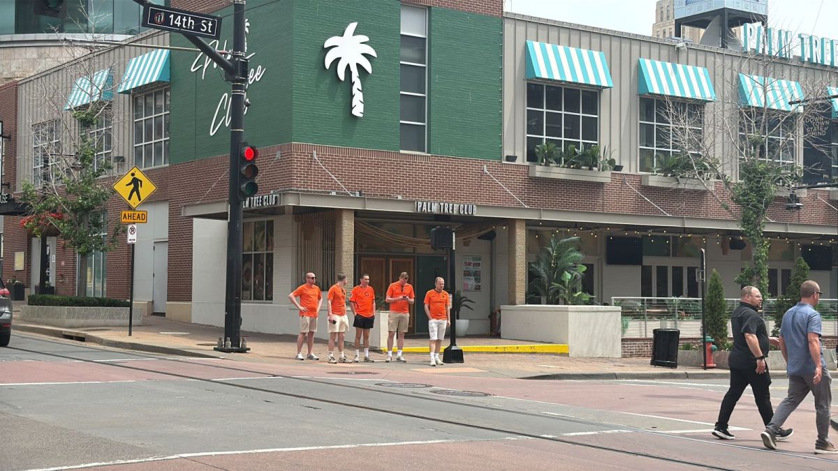 PREVIA. Hinchas neerlandeses recorren el centro de Kansas City mientras esperan el partido de su selección, en una ciudad que cambia de ritmo cada vez que se acerca una jornada del Mundial.
