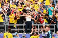 El descontrolado festejo de Beccacece tras el histórico triunfo de Ecuador: trepó a la tribuna para abrazar a su familia