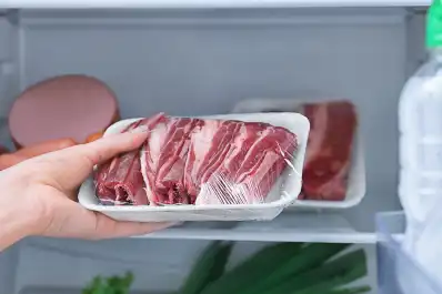 Por qué nunca hay que guardar la carne en esta zona de la heladera