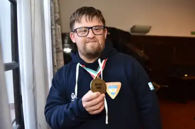 Tucumano campeón del mundo de básquet: festejó “a lo Messi” y levantó la copa en Hungría