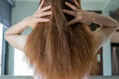 Por qué los pelos decolorados tienen más frizz y qué hacer para repararlos según la ciencia