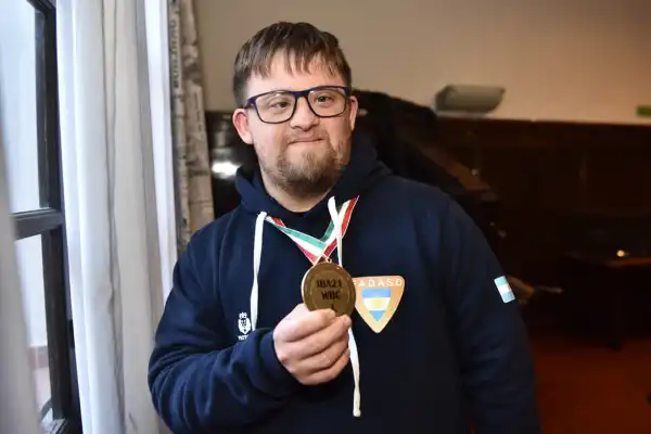 Tucumano campeón del mundo de básquet: festejó “a lo Messi” y levantó la copa en Hungría