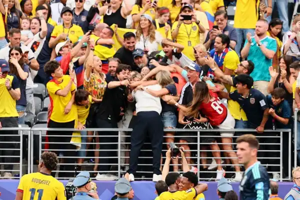 El descontrolado festejo de Beccacece tras el histórico triunfo de Ecuador: trepó a la tribuna para abrazar a su familia