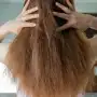 Por qué los pelos decolorados tienen más frizz y qué hacer para repararlos según la ciencia