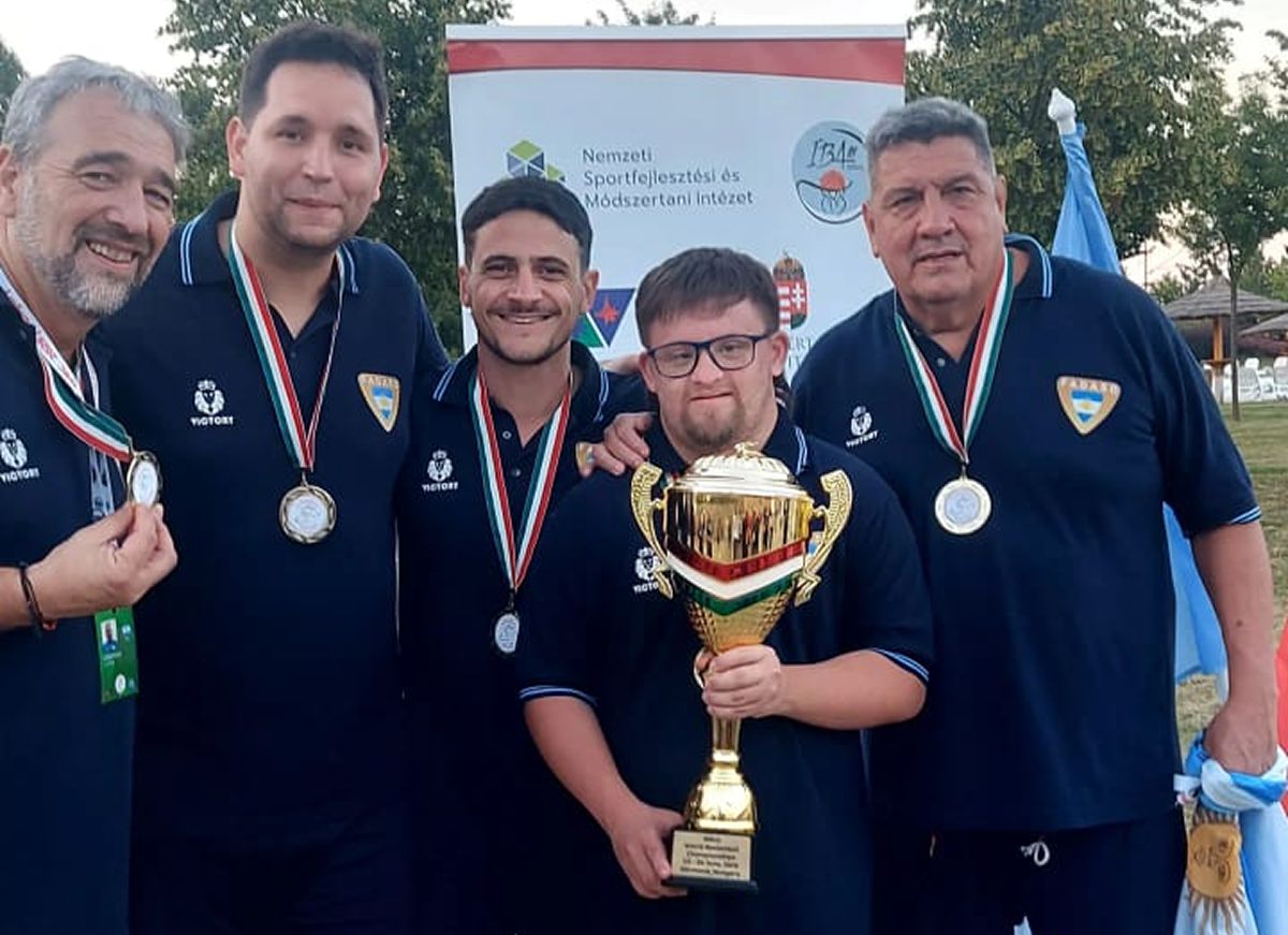 EL EQUIPO. Gabriel Salazar junto a los entrenadores Lucas Whelan, Joshua Di Gerónimo, Claudio Johansen y Néstor Albarenque después de la conquista del título.