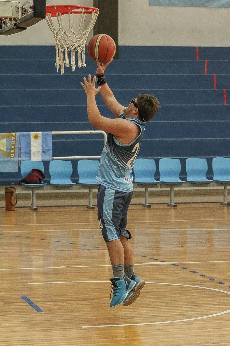 EN ACCIÓN. Gabriel Salazar durante un entrenamiento de básquet, el deporte que lo llevó a representar al país.
