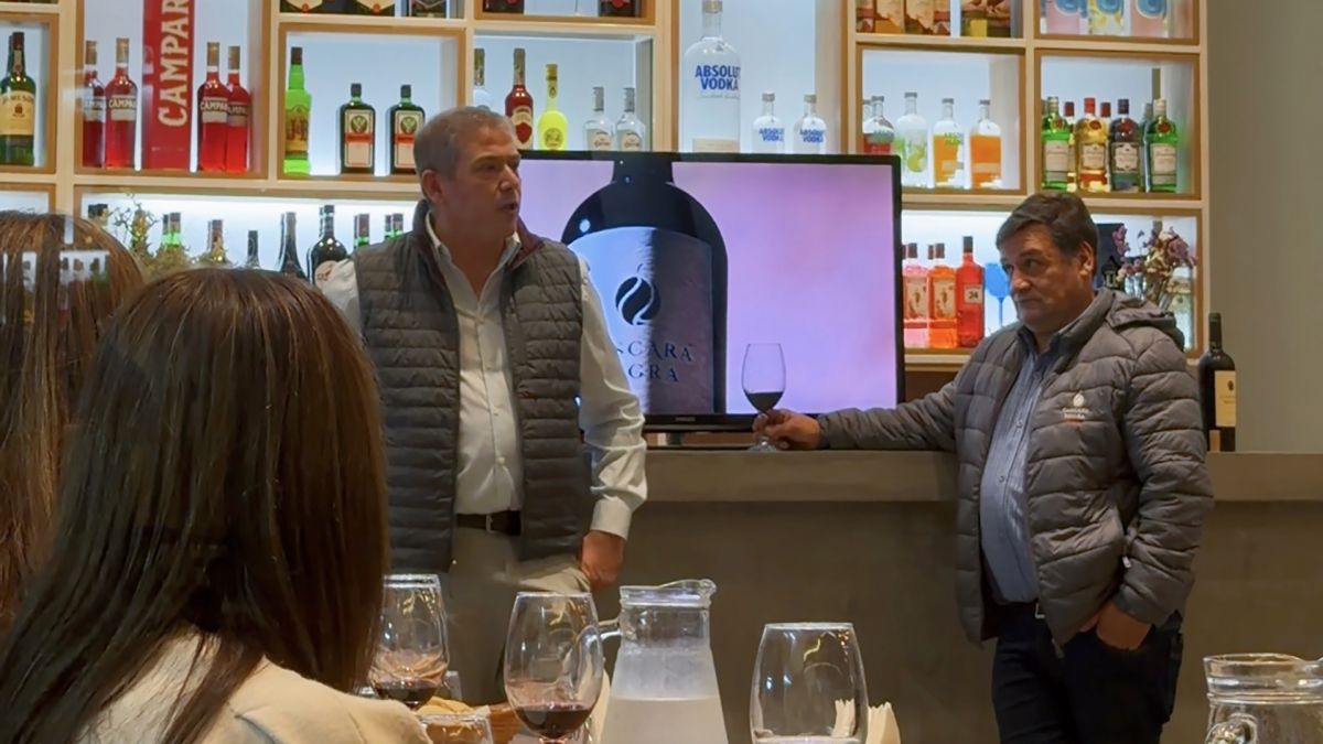 PRESENTACIÓN. Nicolás del Blanco (izquierda) y Emilio Benites (derecha), durante una degustación de Cáscara Negra. 