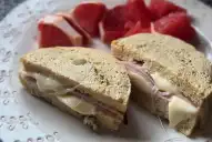Cómo hacer pan en el microondas: la receta sencilla para una merienda saludable y sin harinas