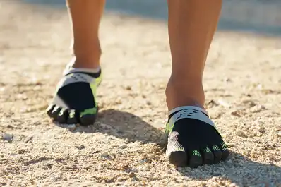 La revolución del calzado barefoot: la tendencia que imita caminar descalzo y ya es una moda en otros países