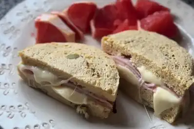 Cómo hacer pan en el microondas: la receta sencilla para una merienda saludable y sin harinas