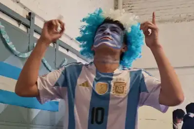 Llegó de Nueva Zelanda sin hablar español: ahora es hincha de Argentina y Boca