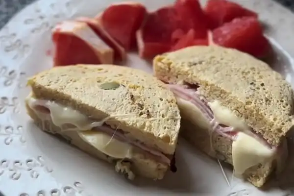 Cómo hacer pan en el microondas: la receta sencilla para una merienda saludable y sin harinas