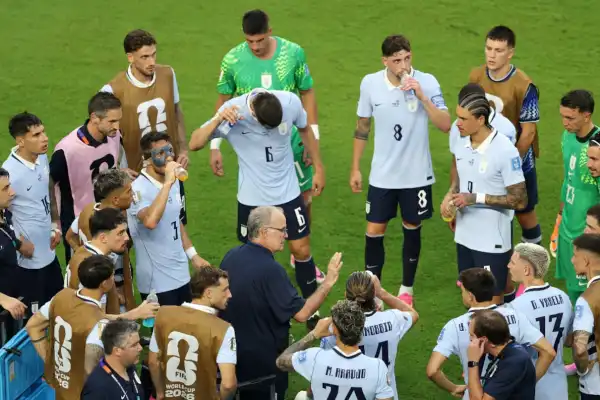 “No se aguanta más”: revelaron los detalles de la tensa reunión entre Bielsa y el plantel de Uruguay