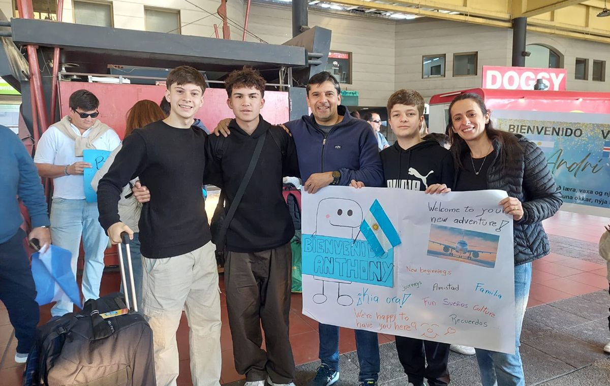 AFECTOS. Con su familia anfitriona en Tucumán, que lo acompaña durante su estadía en Argentina.