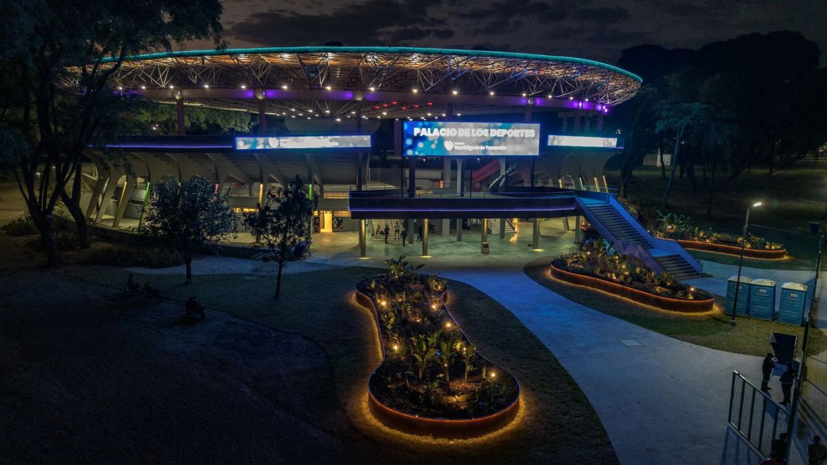 DJ. Deborah De Luca trae el techno internacional al Palacio de los Deportes.