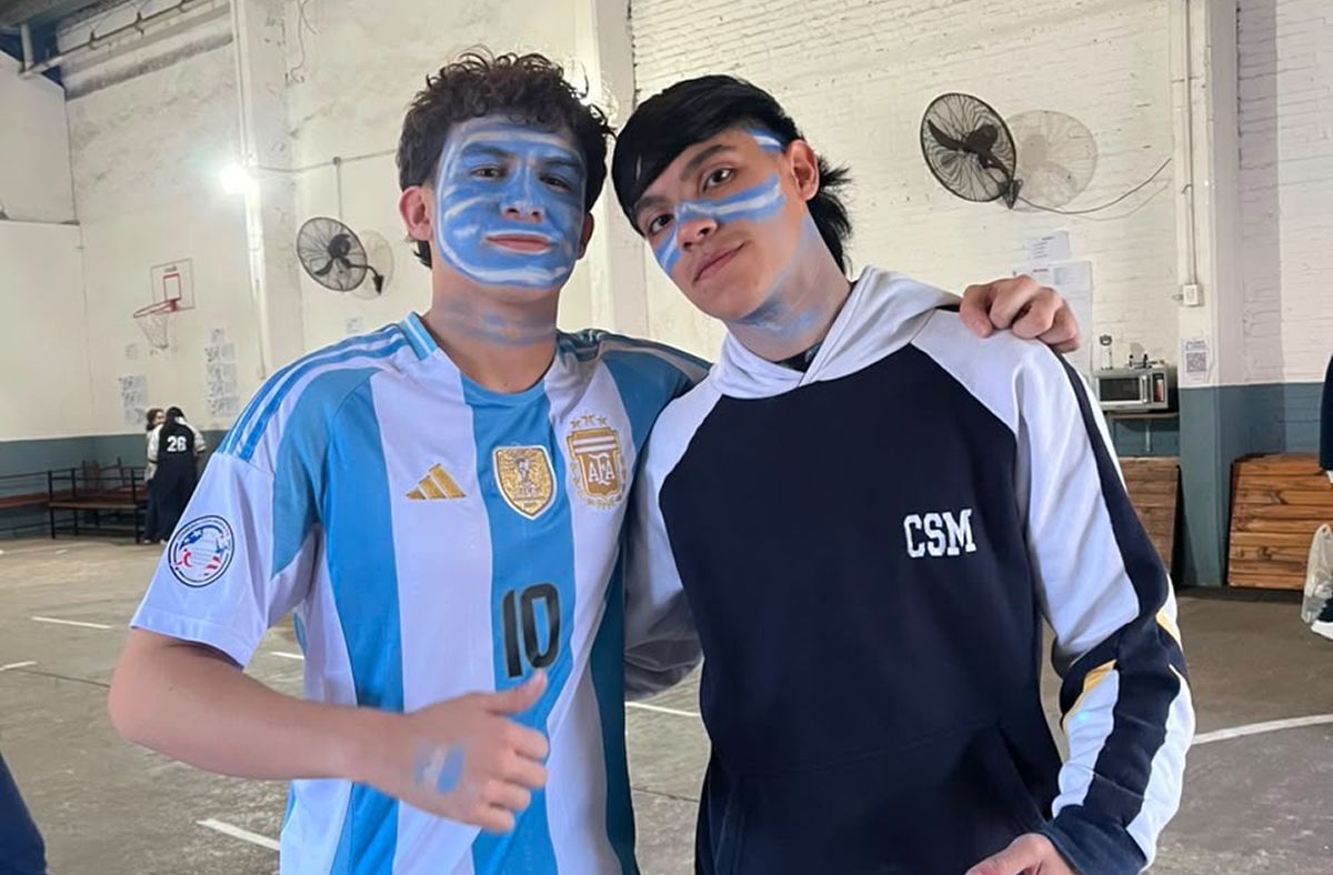 FANATISMO ARGENTINO. Bautista, su amigo en Tucumán, le pintó la cara antes de salir a alentar a la Selección.