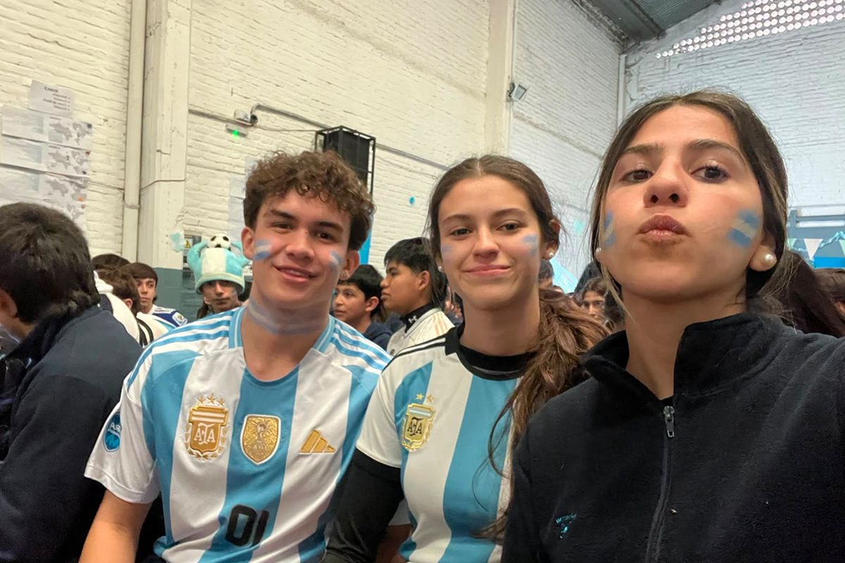 SUS COMPAÑERAS. Con Agustina y Elisa, amigas que hizo durante su intercambio en Tucumán.