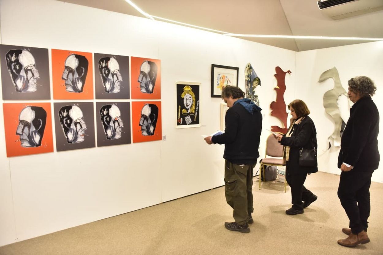 RETRATOS. Distintos stands muestran las variantes de la plástica actual.
