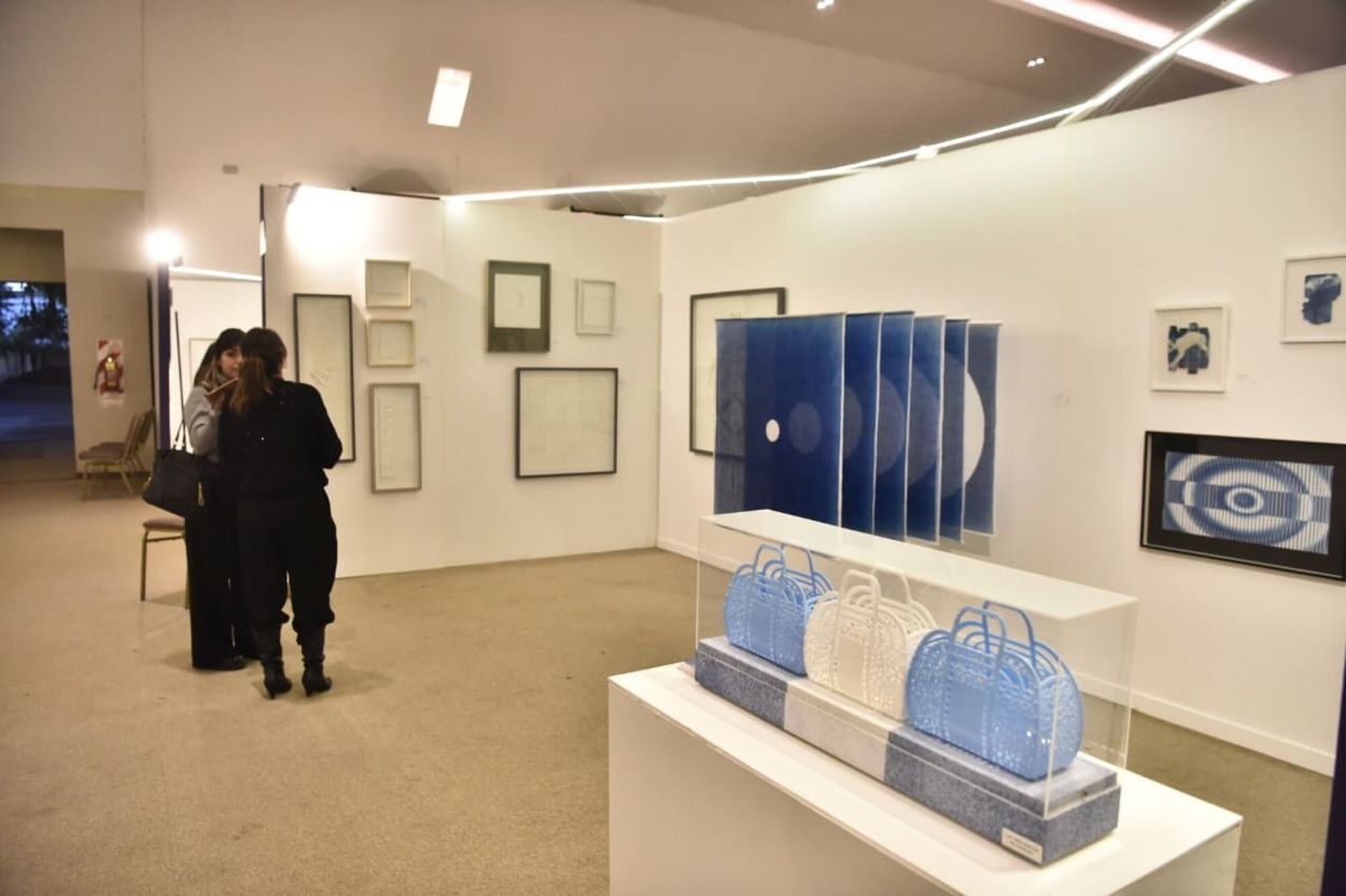 EN CELESTE Y BLANCO. Los colores patrios se exhiben en bolsos, esculturas, instalaciones y cuadros dentro de la oferta que acerca ArTuc a Tucumán.