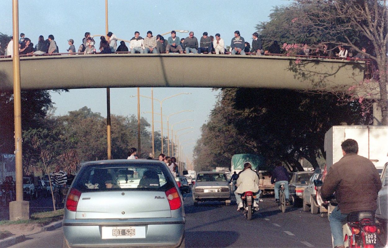 AÑO 2000. La estructura era muy utilizada para cruzar la avenida.