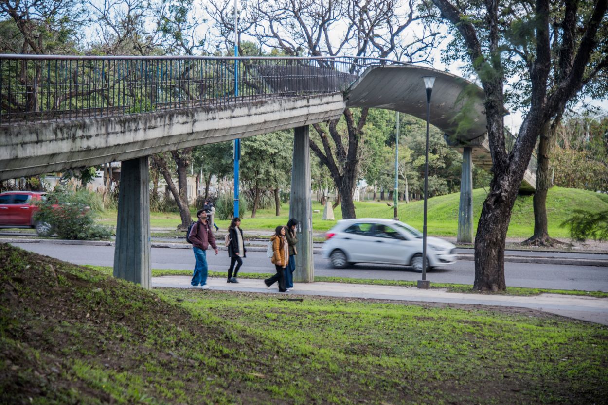 EL OPERATIVO. Se usaron dos grúas para levantar la estructura.