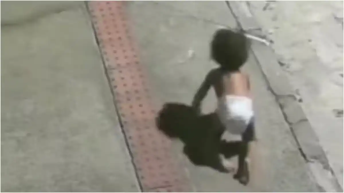 Encontraron a una beba gateando sola en la calle: su mamá se había ido a una fiesta y terminó detenida