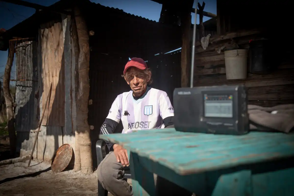 Escucha a la Selección por radio en un paraje del sur tucumano que se resiste a desaparecer por las inundaciones