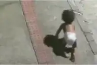 Encontraron a una beba gateando sola en la calle: su mamá se había ido a una fiesta y terminó detenida