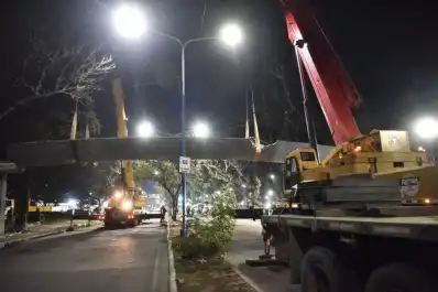 Desmantelan el puente peatonal que llegó al límite en la avenida Benjamín Aráoz