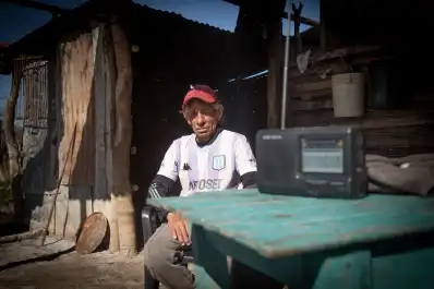 Escucha a la Selección por radio en un paraje del sur tucumano que se resiste a desaparecer por las inundaciones