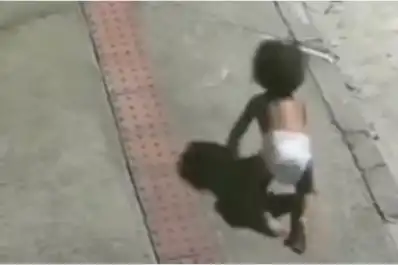Encontraron a una beba gateando sola en la calle: su mamá se había ido a una fiesta y terminó detenida