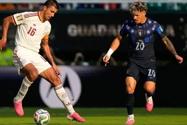 Con poco, España venció a un Uruguay sin alma y lo eliminó
