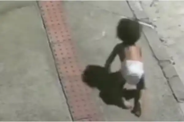 Encontraron a una beba gateando sola en la calle: su mamá se había ido a una fiesta y terminó detenida