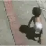 Encontraron a una beba gateando sola en la calle: su mamá se había ido a una fiesta y terminó detenida