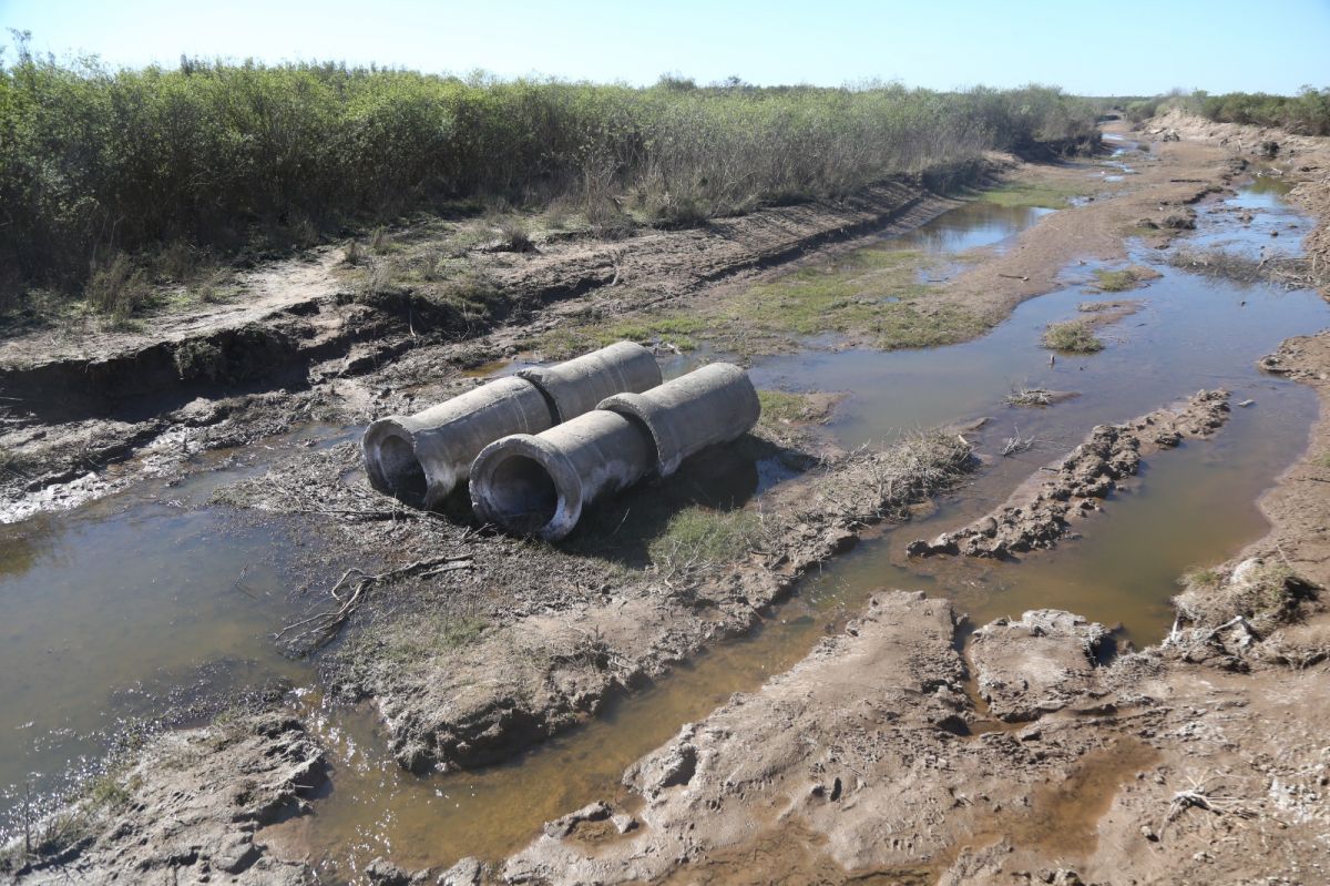 Antes de llegar al puente colgante, se debe atravesar un canal que fue provocado por el agua.