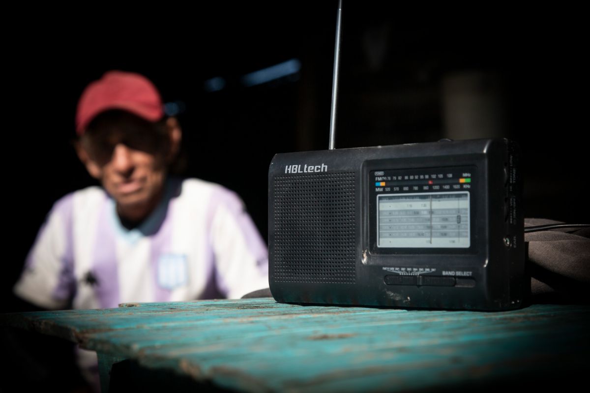 COMPAÑERA. La radio a pilas con la que Tito Mario Nieva siguió el triunfo de Argentina sobre Austria. En Los Jereces, los frecuentes cortes de energía hacen que el viejo aparato siga siendo el principal vínculo con la Selección durante el Mundial.