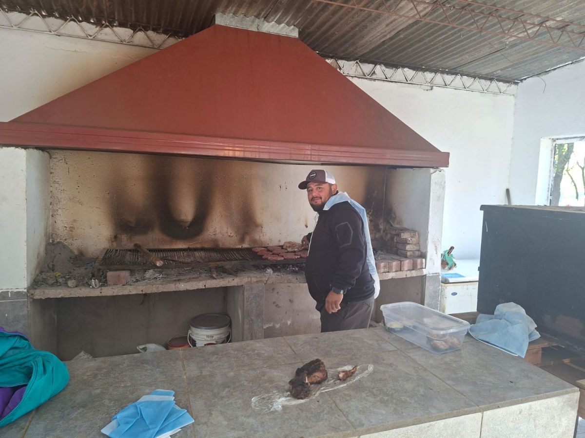 EL SACRIFICADO. Martín Mercado siempre es el responsable de cocinar para el grupo.