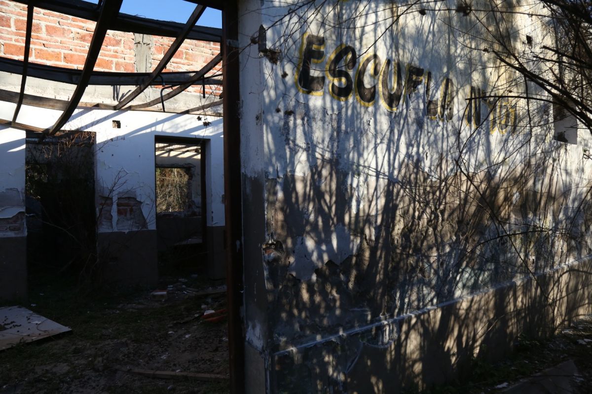 ESCUELA. El cartel todavía permanece sobre una estructura sin techo. La Escuela N° 151 de Sol de Mayo dejó de funcionar al inicio del ciclo lectivo de 2024, otro reflejo del despoblamiento del paraje.