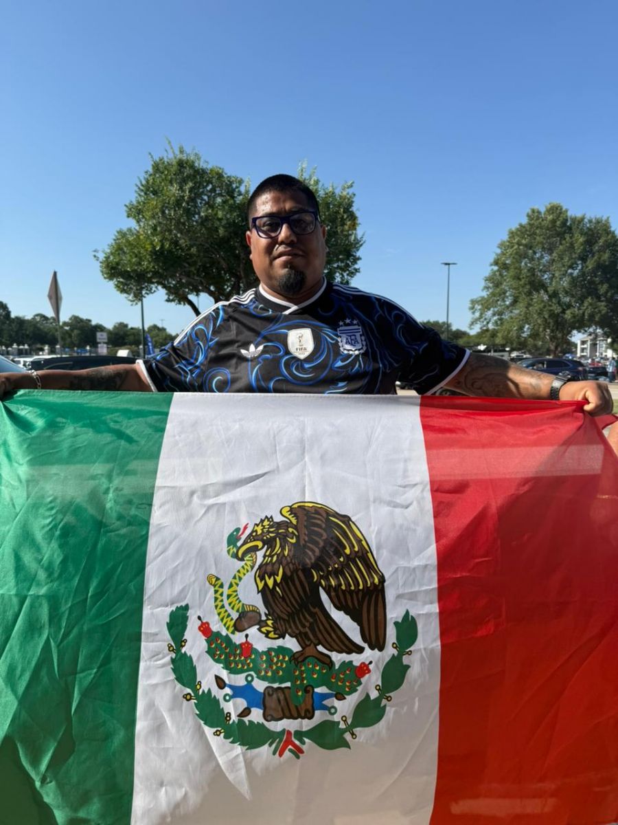 FANATISMO PURO. Para el mexicano, Lionel Messi es el mejor jugador del mundo, por eso no quiere dejar de verlo.