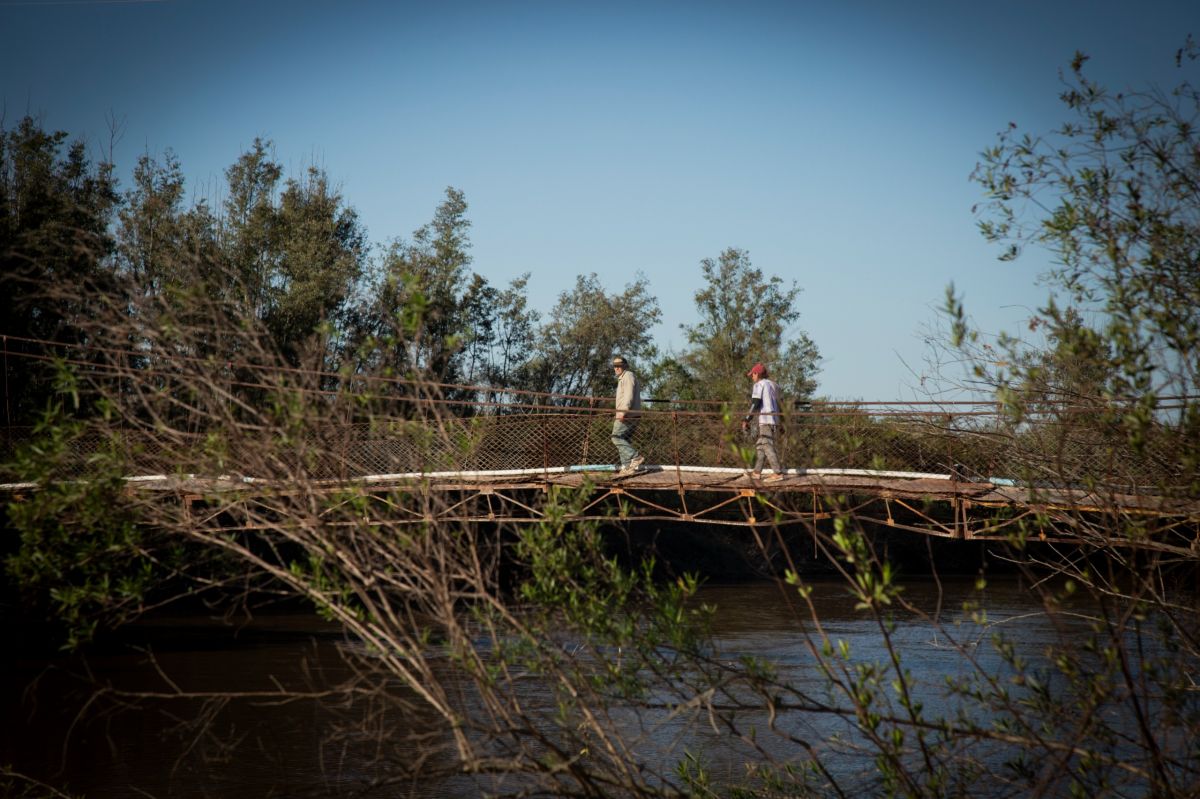INESTABLE. El puente colgante es la única manera de acceder a Sol de Mayo.