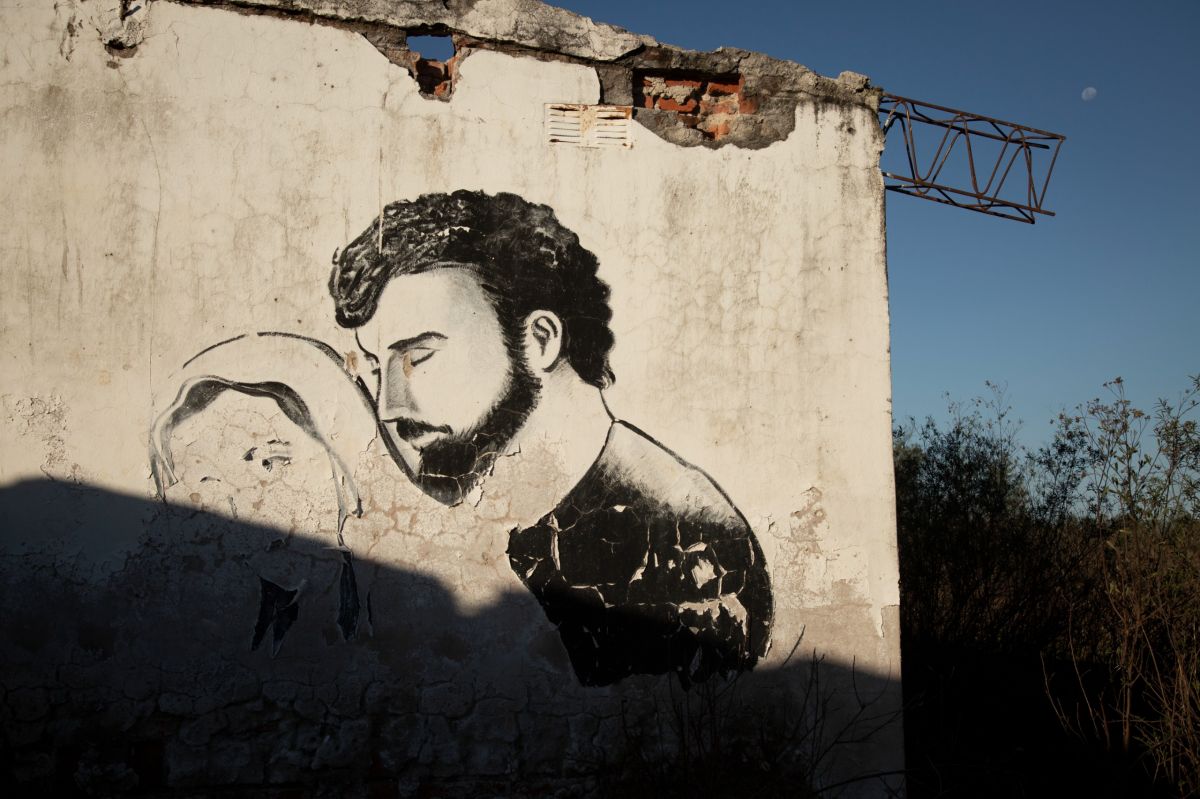 MEMORIA. Un mural religioso permanece sobre una de las paredes de la Escuela N° 151 de Sol de Mayo. El edificio quedó abandonado tras el cierre del establecimiento en 2024 y hoy solo conserva rastros de la comunidad que durante décadas le dio vida.