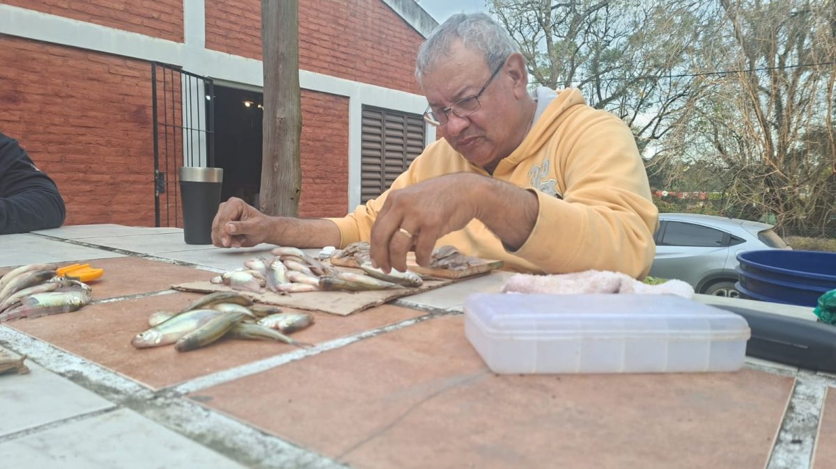 PREPARATIVO. El multicampeon Miguel Saguir preparando filete de mojarra.