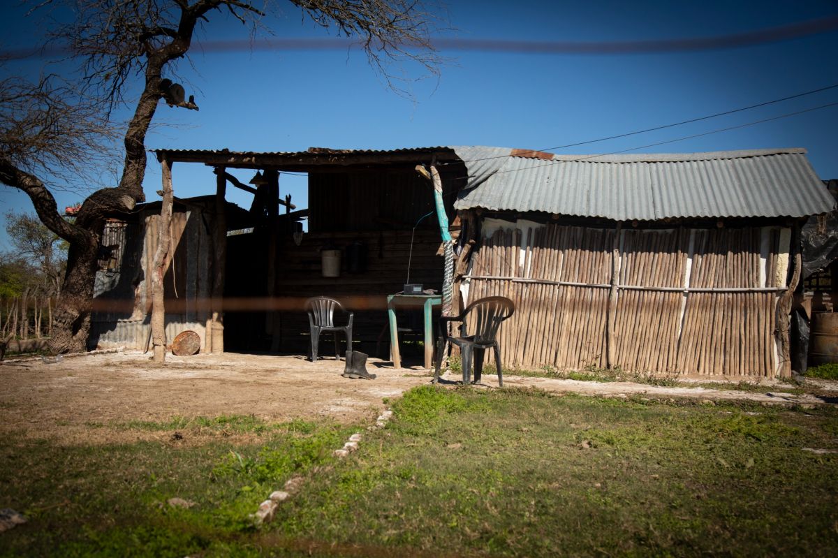 SIMPLEZA. Tito tiene un rancho donde posee un catre y otros elementos de primera necesidad para pasar el día.