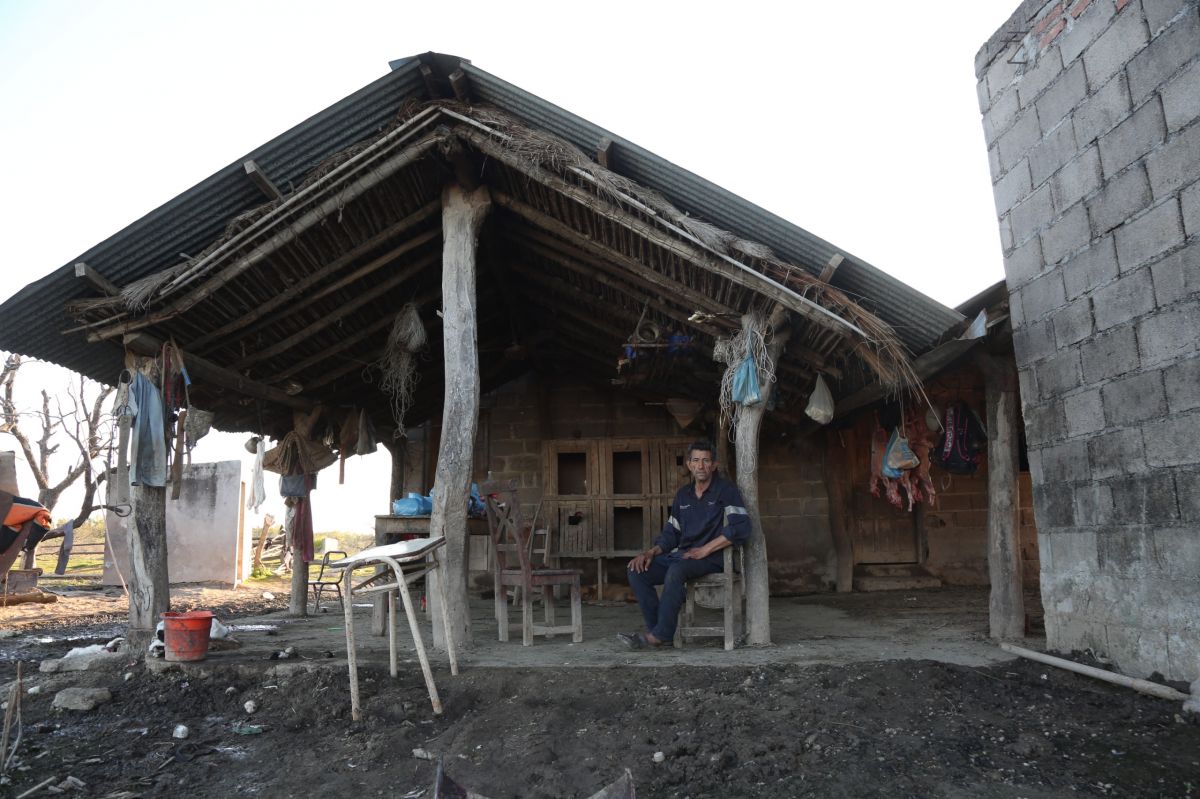 SOLEDAD. Lino Navarro posa frente a su rancho en Sol de Mayo, donde hoy es el único habitante permanente del paraje. La última inundación se llevó su televisor y desde entonces solo conoce los resultados del Mundial cuando algún visitante llega hasta su casa.