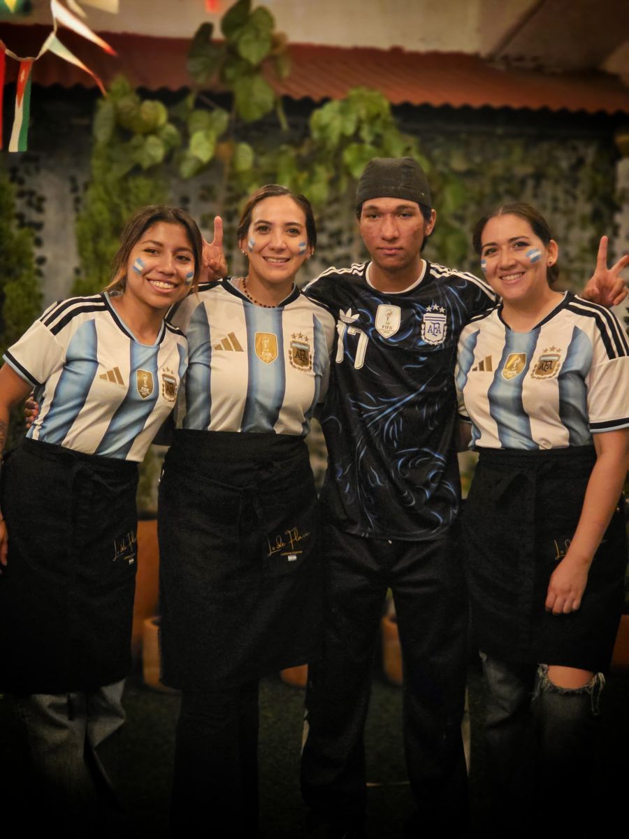 UNIFORMADOS. Todos los asistentes lucen la camiseta de Argentina.