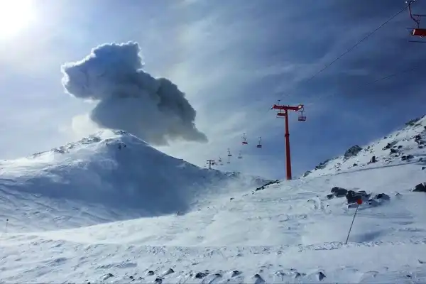 El volcán Nevados de Chillán volvió a emitir cenizas: ¿pueden llegar cenizas a Argentina?