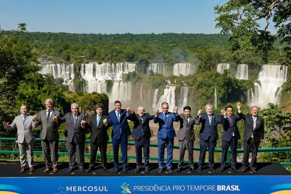 Milei irá a la cumbre del Mercosur entre tensiones regionales y la crisis política en su gobierno
