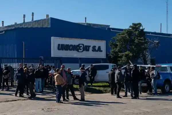 Despidos masivos en Unión Bat: cerró su planta de Gualeguaychú y más de 100 trabajadores quedaron sin empleo